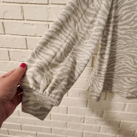 Ellen Tracy Gray Zebra Print Sweater M - Picture 2 of 6
